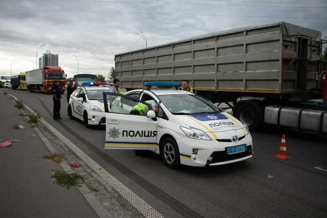 В Киеве грузовик насмерть сбил велосипедиста