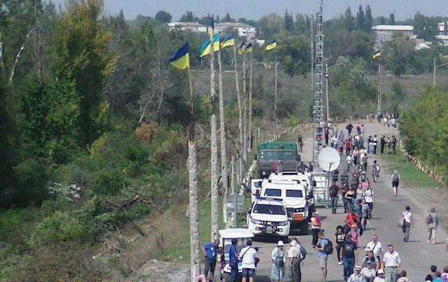 Украинские флаги на мосту в Станице Луганской испугали боевиков «ЛНР»