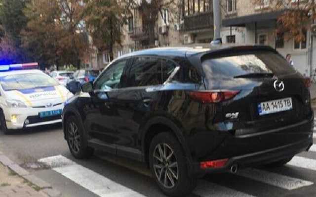 Сбил детей на переходе: в Киеве произошло VIP-ДТП