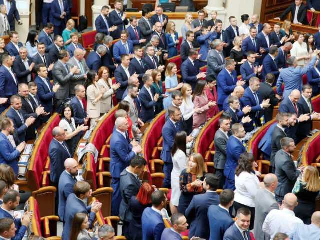 В «Слуге народа» заявили, что будут принимать не менее 7-10 законопроектов за день