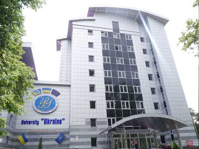 Правоохоронці повернули університету "Україна" захоплений рейдерами корпус