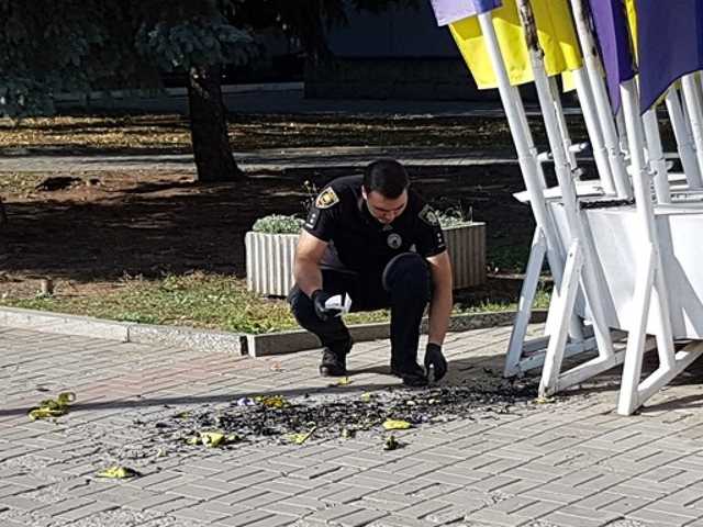 Неизвестные сожгли флаги Украины у горсовета на Донбассе