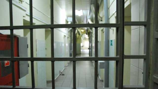 Обмен пленными. К СИЗО "Лефортово" в Москве подъехал большой белый автобус