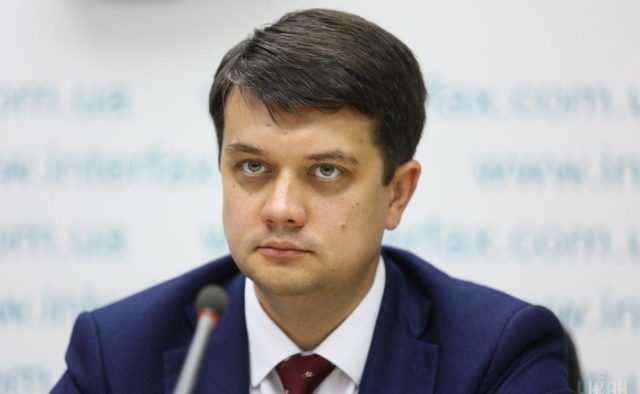 У Зеленского хотят оставить нардепов без паспортов