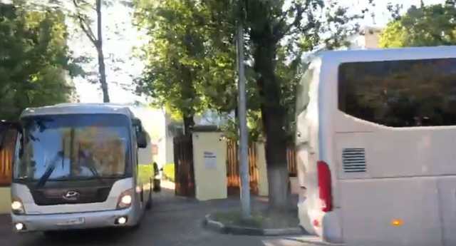 Выехавшая из "Лефортово" колонна прибыла в аэропорт "Внуково"