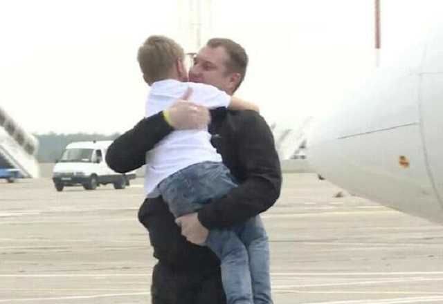 Узники Кремля вернулись домой: фото встречи украинцев в аэропорту Борисполь