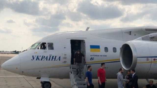 Стало известно, куда отправились из аэропорта прибывшие из России освобожденные украинцы