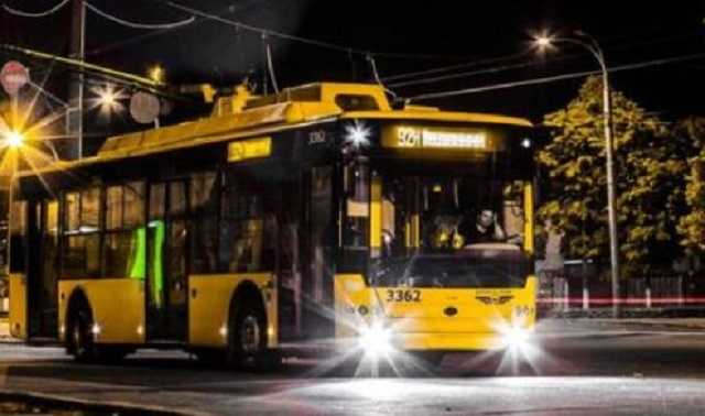 В Киеве временно отменят пять ночных троллейбусов: подробности