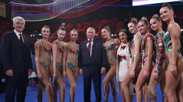 Когда Зеленский встречал пленных, Путин любовался Кабаевой и другими гимнастками