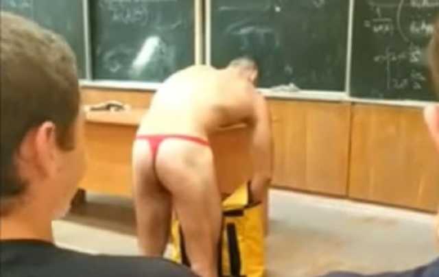 В Киеве курьер Glovo доставил еду в университет в практически обнаженном виде