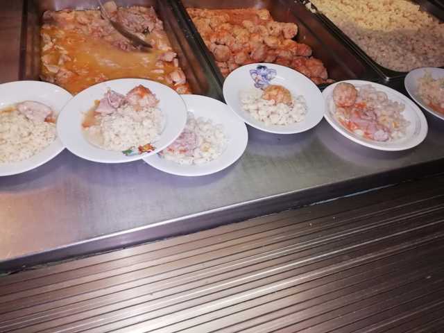 "Шведский стол" в школах Киева: в сети показали яркие фото