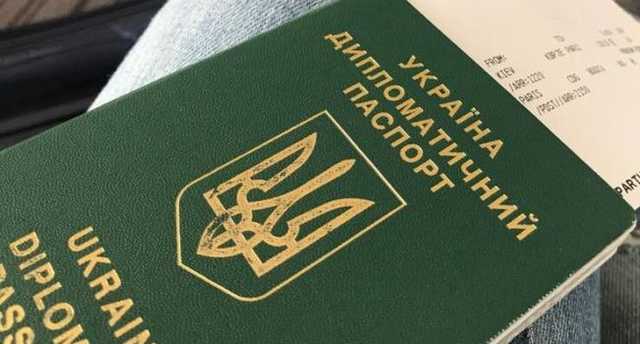 «Больше не дипломаты»: Зеленский лишил соратников Порошенко дипломатического статуса