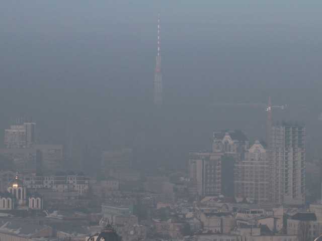 Под Киевом возле аэропорта горит свалка