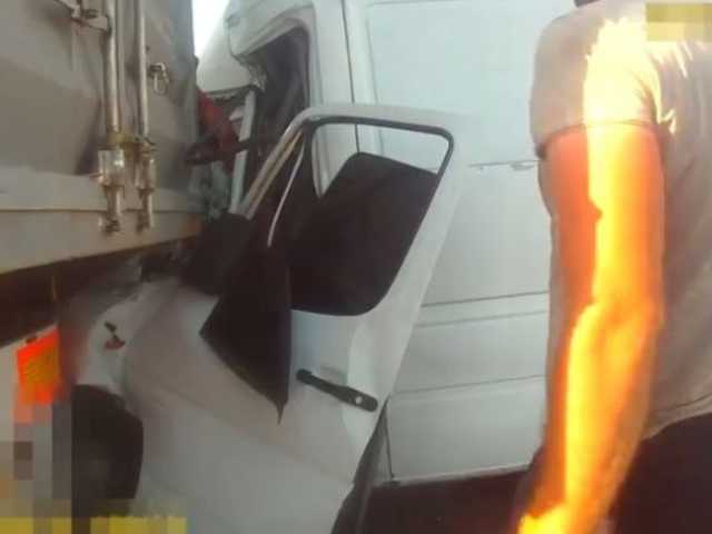 На Херсонщине микроавтобус столкнулся с автопоездом: водитель истекал кровью