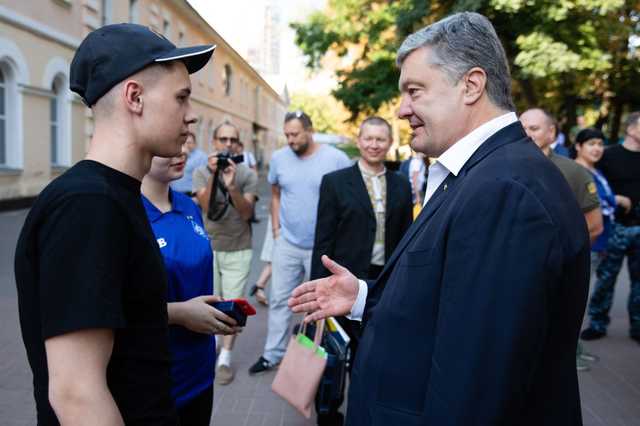 Порошенко получил приглашение на свадьбу от моряка Эйдера