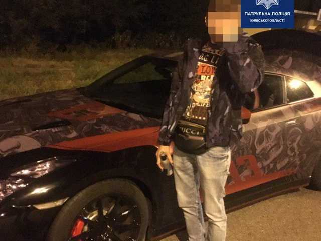 Под Киевом вооруженный парень на спорткаре устроил погоню с полицией