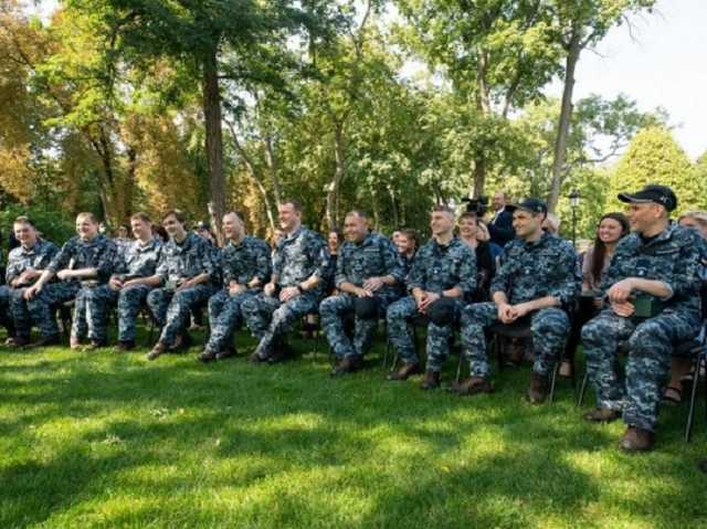 В неформальной обстановке: Зеленский встретился с освобожденными Россией украинскими моряками