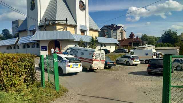 Во Львове девочка пыталась порезать вены в церкви