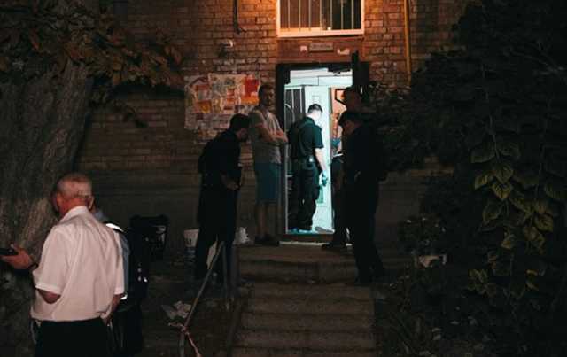 В Киеве иностранец зарезал девушку в подъезде