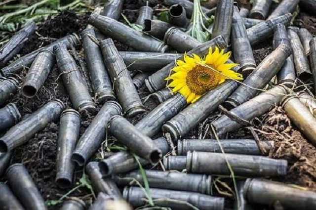 На Донбассе в пятницу восемь военных получили ранения, один из них - погиб