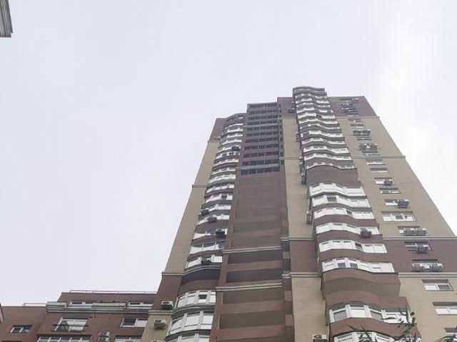 В Киеве из окна многоэтажки в центре города выпал мужчина