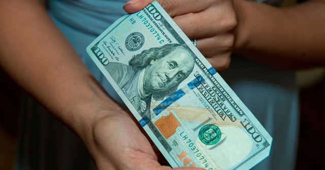 Доллар падает: почему и что будет с валютой дальше