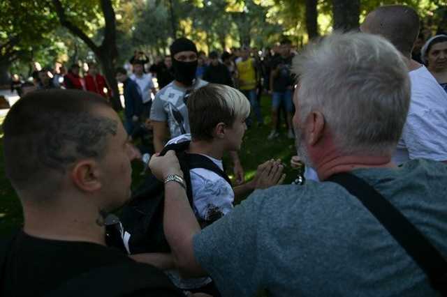 Фоторепортер спас участника «ХарьковПрайда» от избиения агрессивной группой мужчин