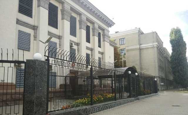 В Киеве с посольства России сняли колючую проволоку