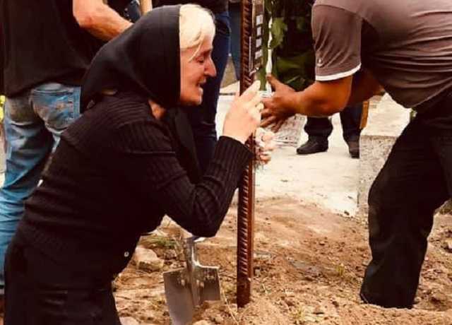 "Сердце разрывается!" Фото матери погибшего украинского воина довело сеть до слез