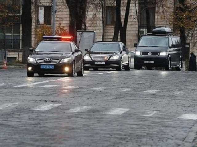 В сети разгорелись споры из-за видео с кортежем в Киеве