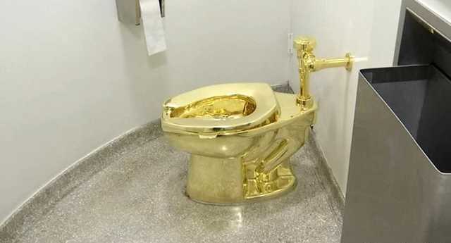 В Британии задержали двух похитителей золотого унитаза, но «драгоценность» так и не нашли