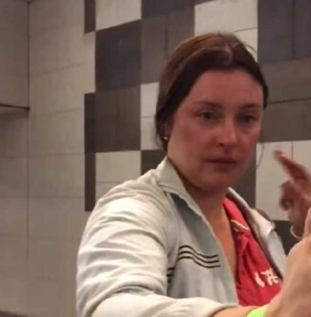 В метро Киева произошла потасовка из-за пьяных родителей: видео