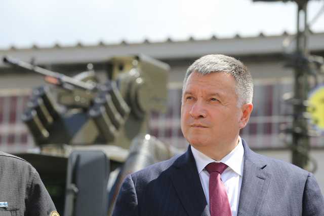 Крищенко та Аваков розповіли деталі спецоперації на Мосту Метро у Києві