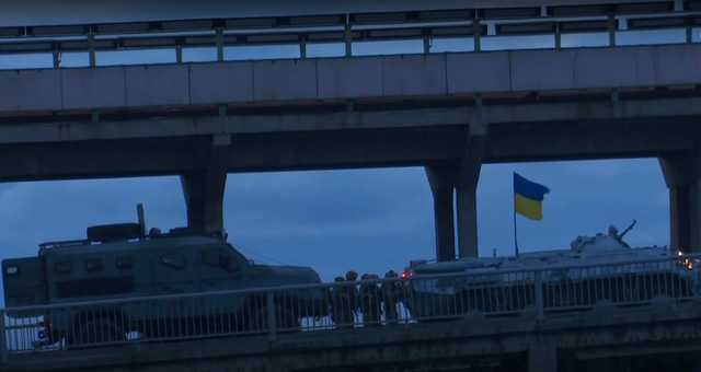 Появилось видео задержания подрывника моста Метро в Киеве