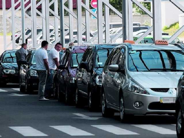 Киевские таксисты взвинтили цены из-за захвата Моста метро