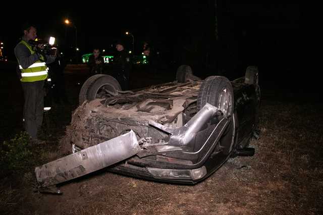 Пытался скрыться от полиции: пьяный водитель на Peugeot слетел с моста в Киеве