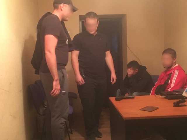 Под Киевом на АЗС парни выясняли правоту с помощью оружия: есть пострадавшие
