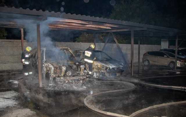 В Днепре на парковке спалили два автомобиля