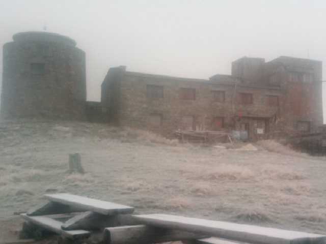 Пролетает снег: в сеть выложили свежее фото из Карпат