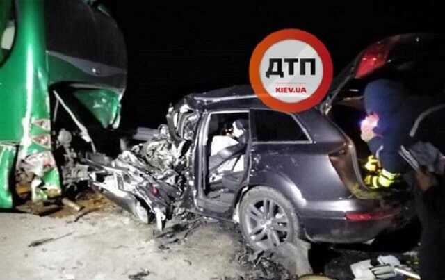 На Киевщине легковушка влетела в автобус, есть жертвы