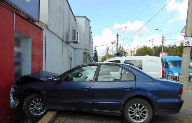 У Чернівцях п’яний водій врізався в будинок і влаштував стрілянину