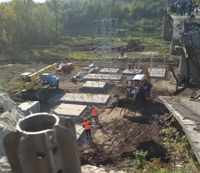 В Станице Луганской начали работы по возведению временного моста