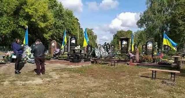 На кладбище в Черниговской области вандалы повредили памятники погибших воинов АТО