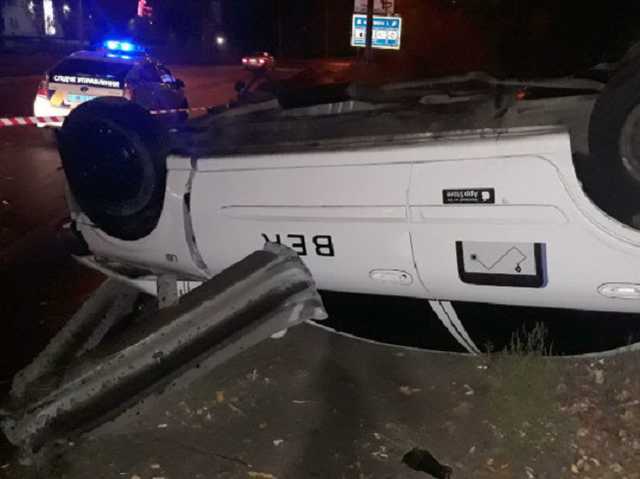 В Киеве такси с пассажиром попало в страшную аварию: фото с места ЧП