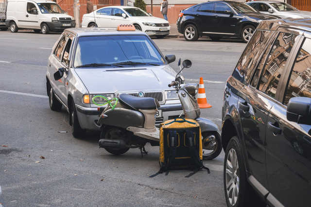 В Киеве таксист снес мопед с двумя курьерами Glovo