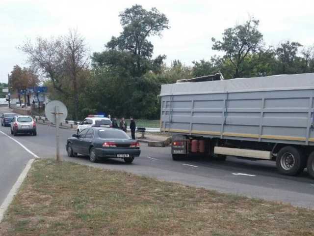 Под Николаевом зерновоз врезался в отбойник
