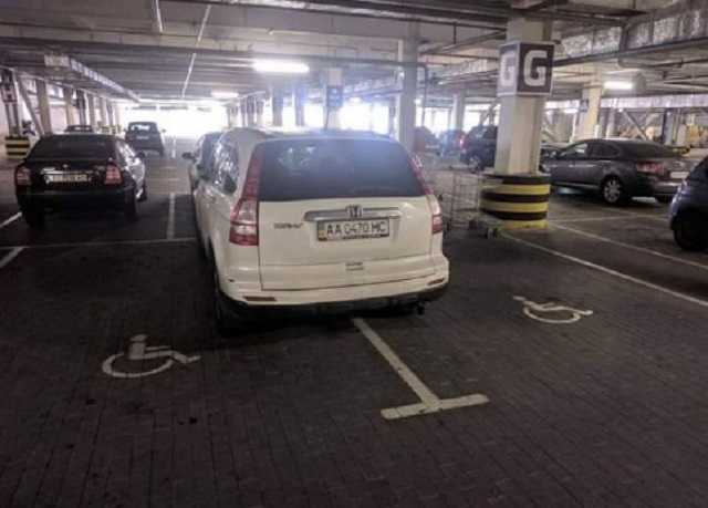 Это "талант": сеть взбудоражило фото наглого "героя парковки" в Киеве