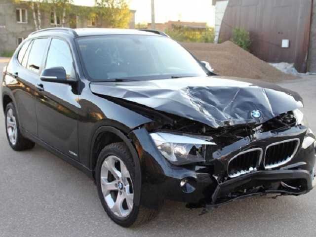 Под Николаевом автомобиль влетел в жилой дом: людей спасло чудо