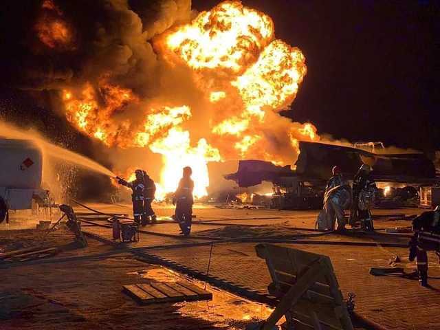 Огонь поднимался в небо: появились новые фото и видео "адского" пожара в Киеве