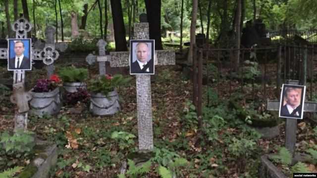 В РФ открыли уголовное дело за портреты Путина и Медведева на кладбище